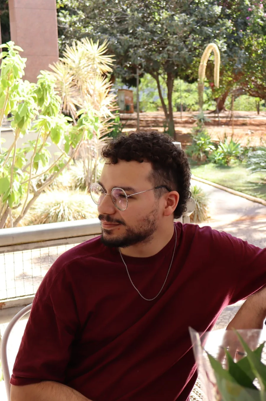 Pedro de Paula em ambiente externo