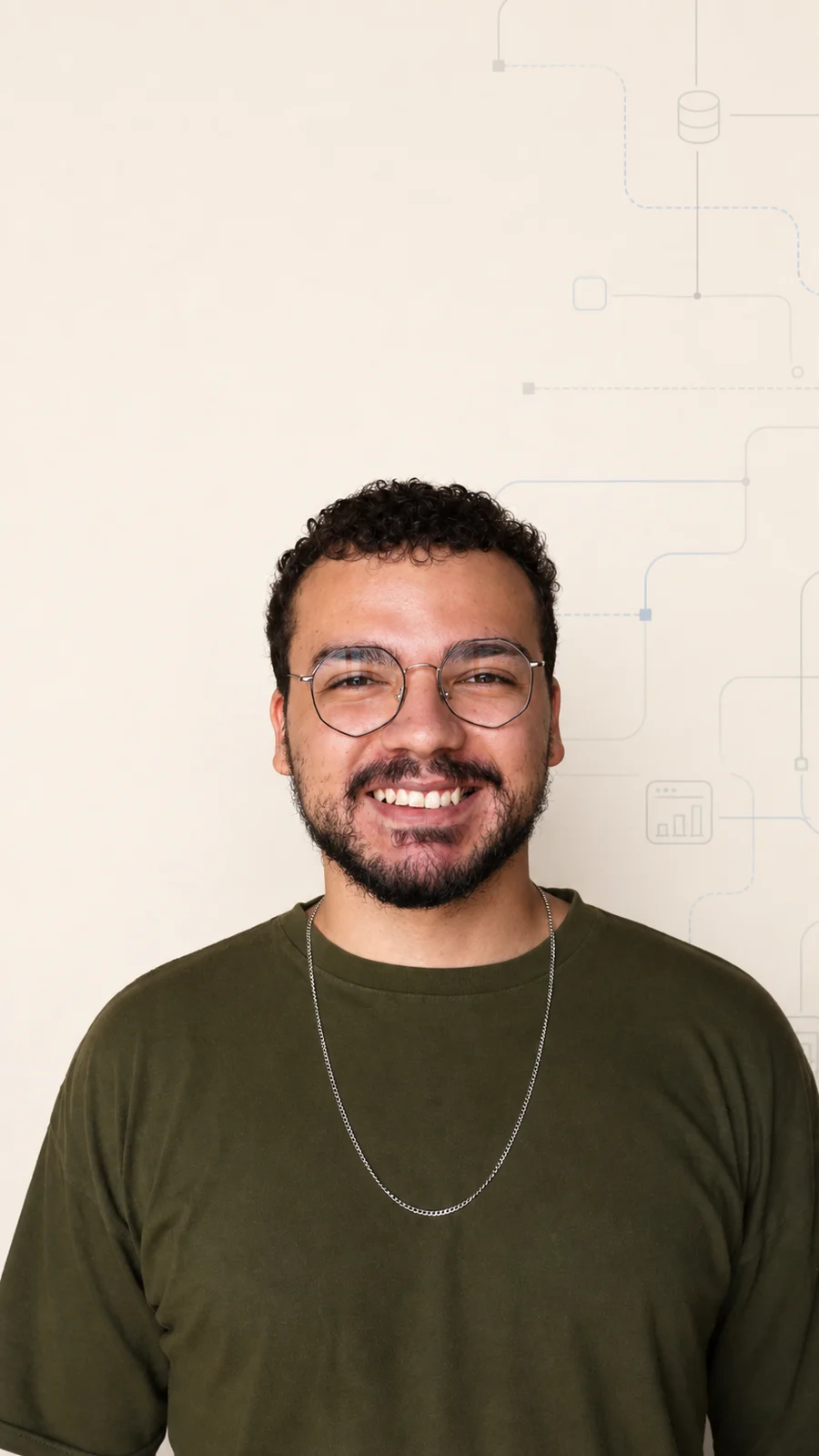 Pedro de Paula sorrindo em retrato editorial